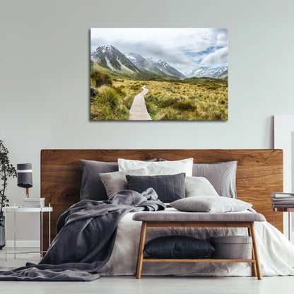 Leinwandbild mit Wanderweg durch alpine Berglandschaft in Neuseeland
