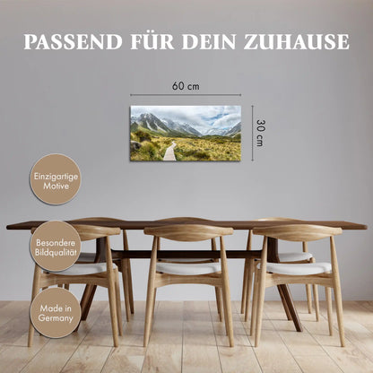 Leinwandbild mit Wanderweg durch alpine Berglandschaft in Neuseeland