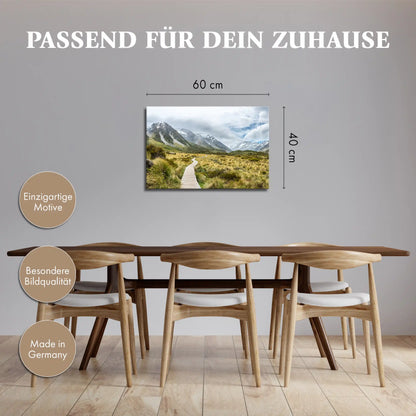 Leinwandbild mit Wanderweg durch alpine Berglandschaft in Neuseeland