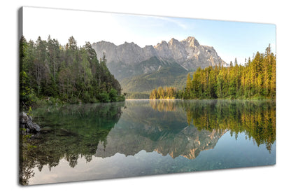 Leinwandbild alpine Berge vor einem stillen Bergsee bei Sonnenaufgang