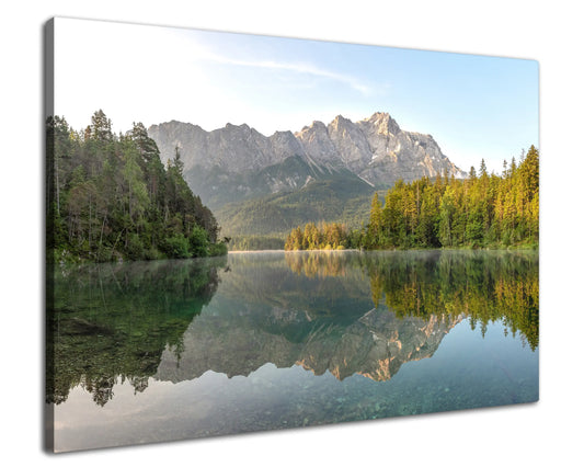 Leinwandbild - Stille Spiegelung am Alpensee