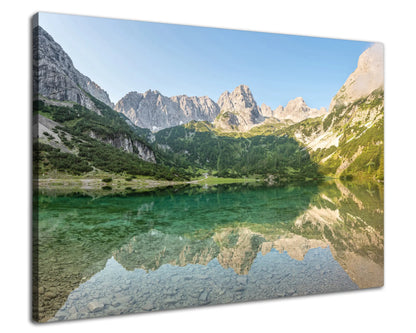 Leinwandbild - Alpine Ruhe am Bergsee