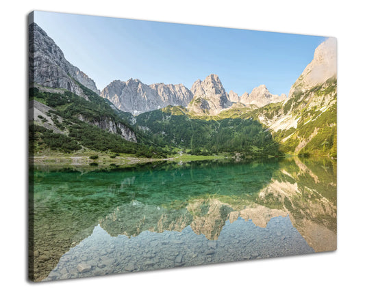 Leinwandbild - Alpine Ruhe am Bergsee