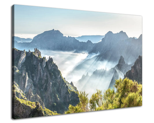Leinwandbild - Sonnenstrahlen im Bergtal
