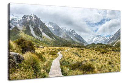 Leinwandbild mit Wanderweg durch alpine Berglandschaft in Neuseeland