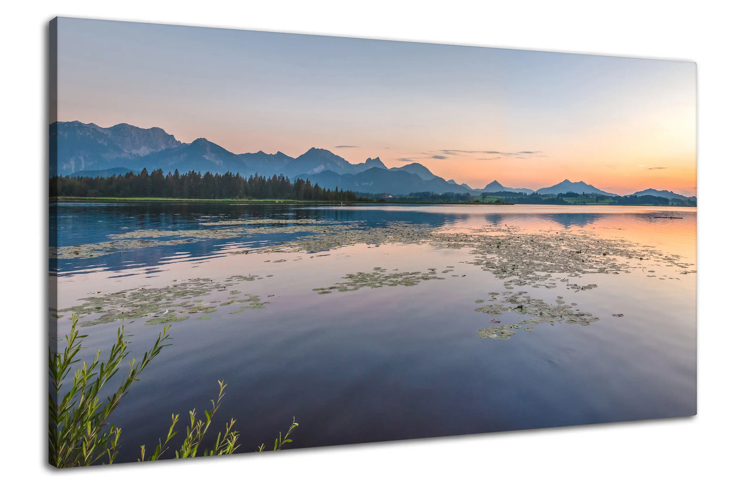 Leinwandbild See bei Sonnenuntergang und Bergen im Hintergrund