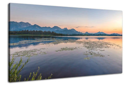 Leinwandbild See bei Sonnenuntergang und Bergen im Hintergrund