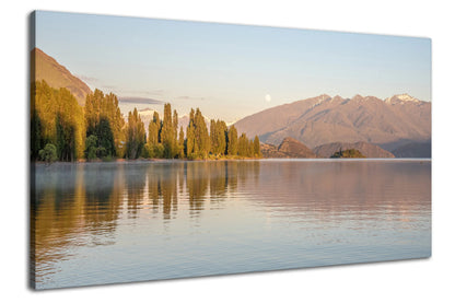 Leinwandbild mit Bergsee in Neuseeland bei Sonnenaufgang und Spiegelung im Wasser