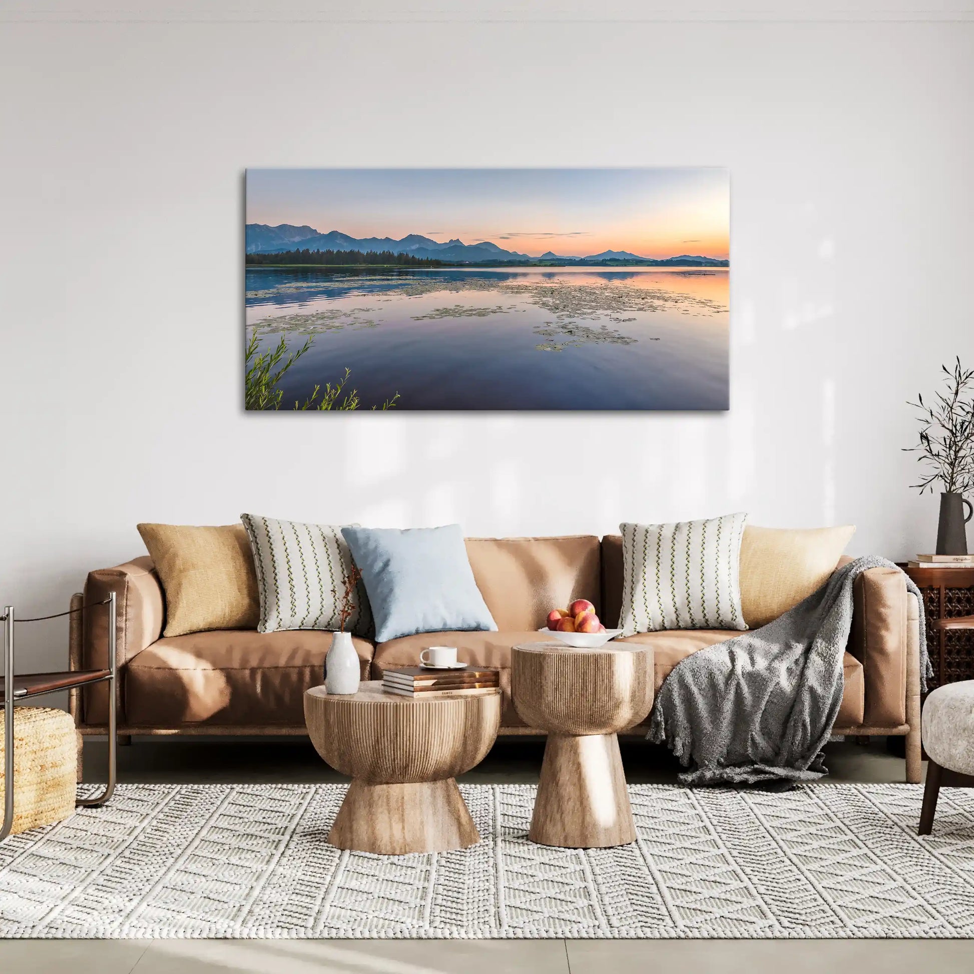 Leinwandbild See bei Sonnenuntergang und Bergen im Hintergrund