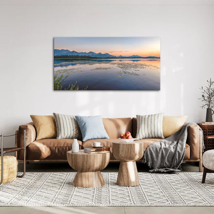 Leinwandbild See bei Sonnenuntergang und Bergen im Hintergrund