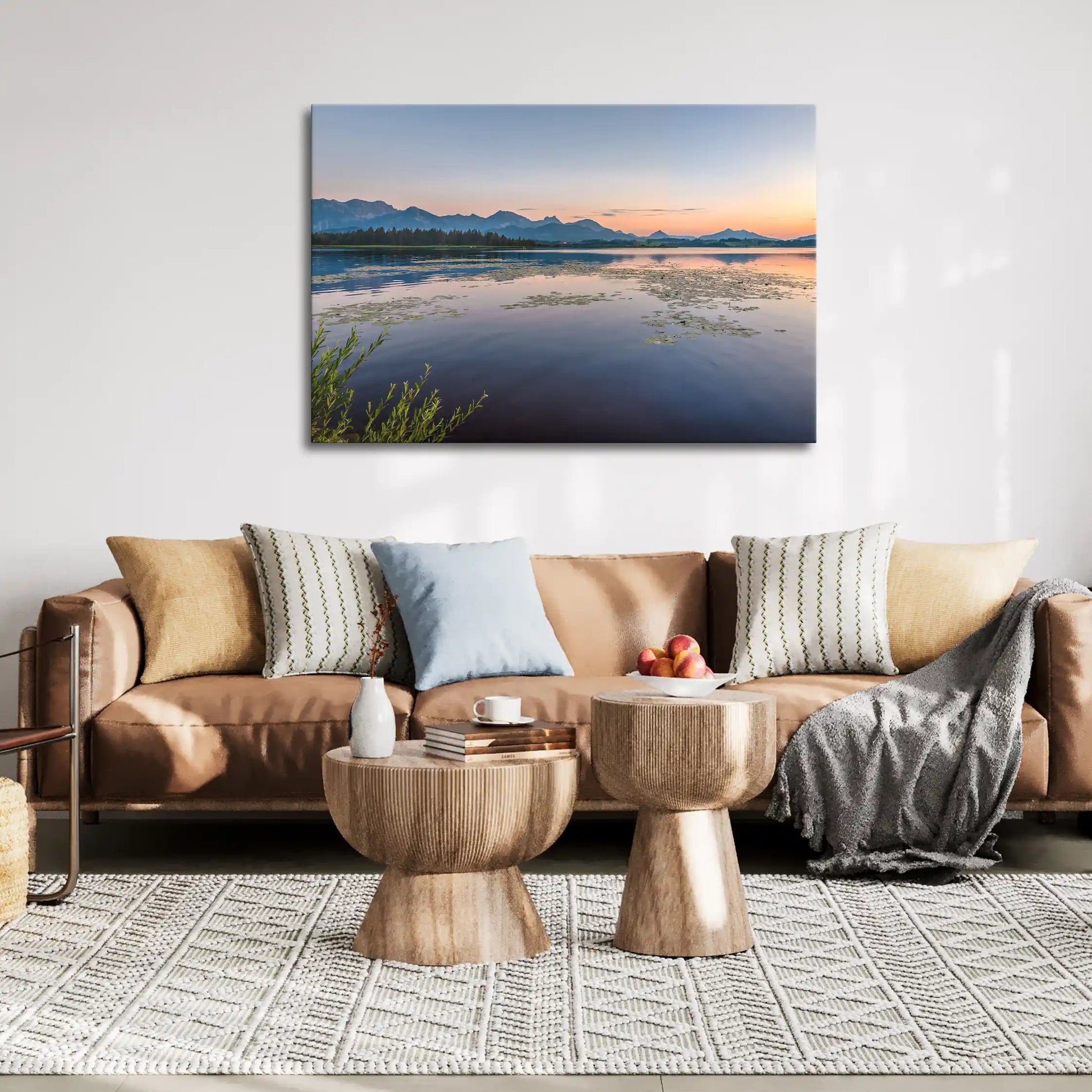 Leinwandbild See bei Sonnenuntergang und Bergen im Hintergrund