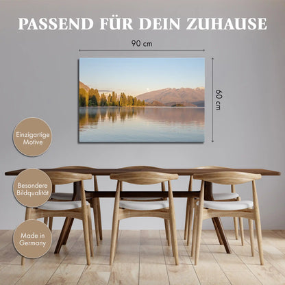 Leinwandbild mit Bergsee in Neuseeland bei Sonnenaufgang und Spiegelung im Wasser