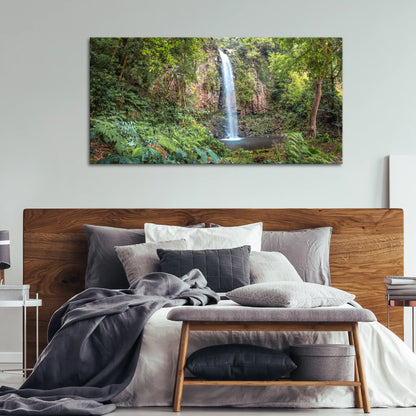 Leinwandbild Wald und Urwald an einem Wasserfall