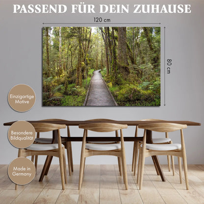 Leinwandbild mit Holzsteg durch dichten Regenwald