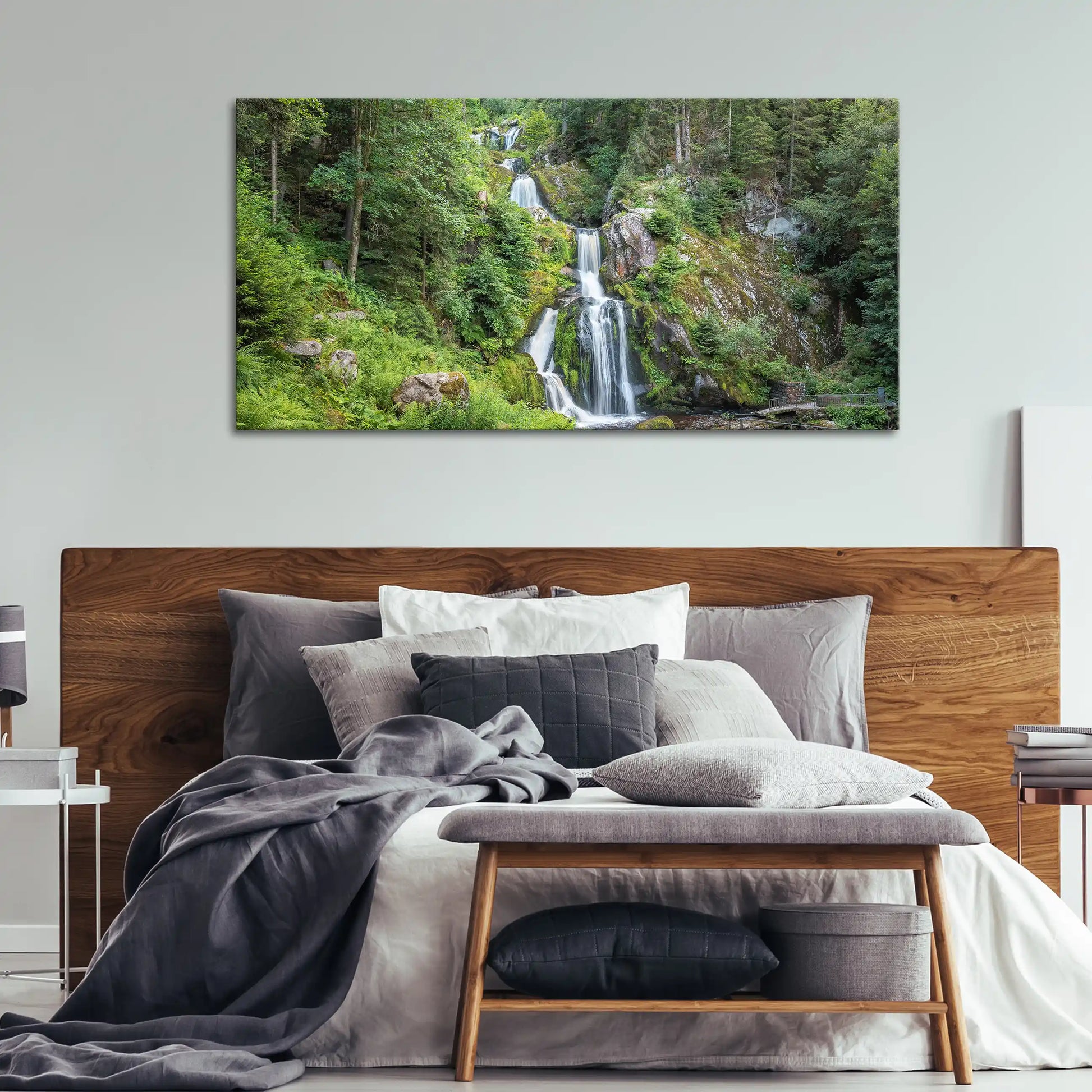 Leinwandbild mit Wasserfall im Schwarzwald umgeben von dichtem Wald