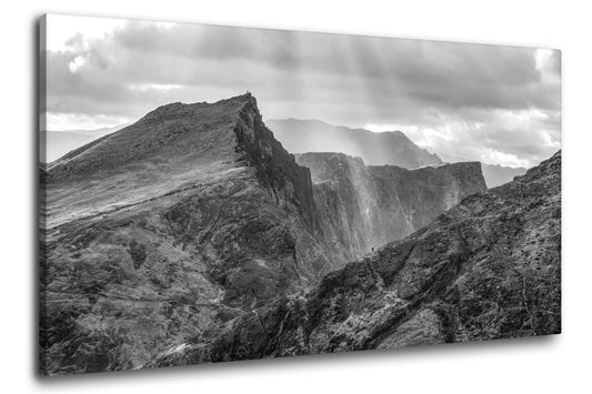 Leinwandbild Felsenlandschaft und Berge auf Maderia in schwarz weiß