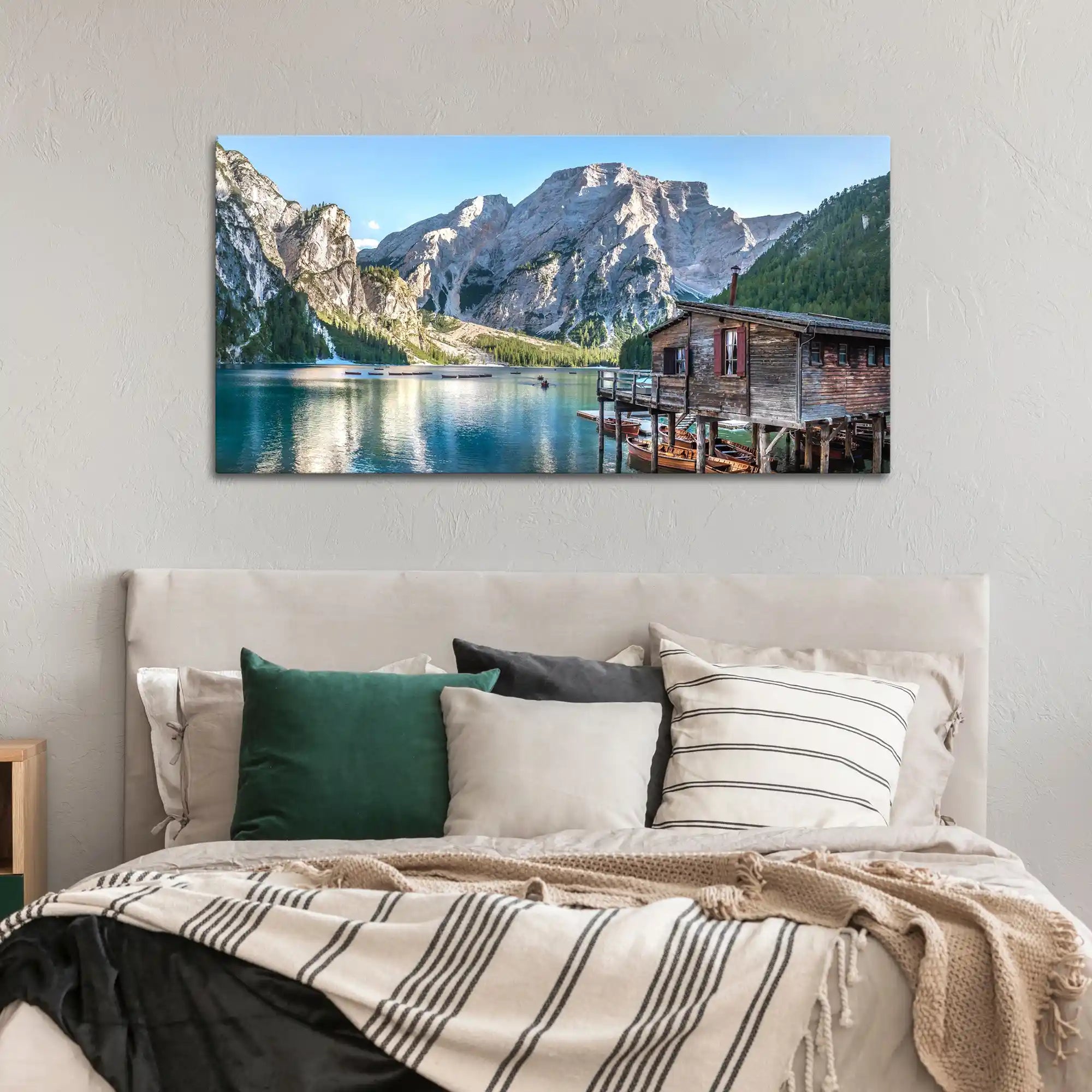 Wandbild Alpen See Berge und idyllische Hütte über Bett in Schlafzimmer