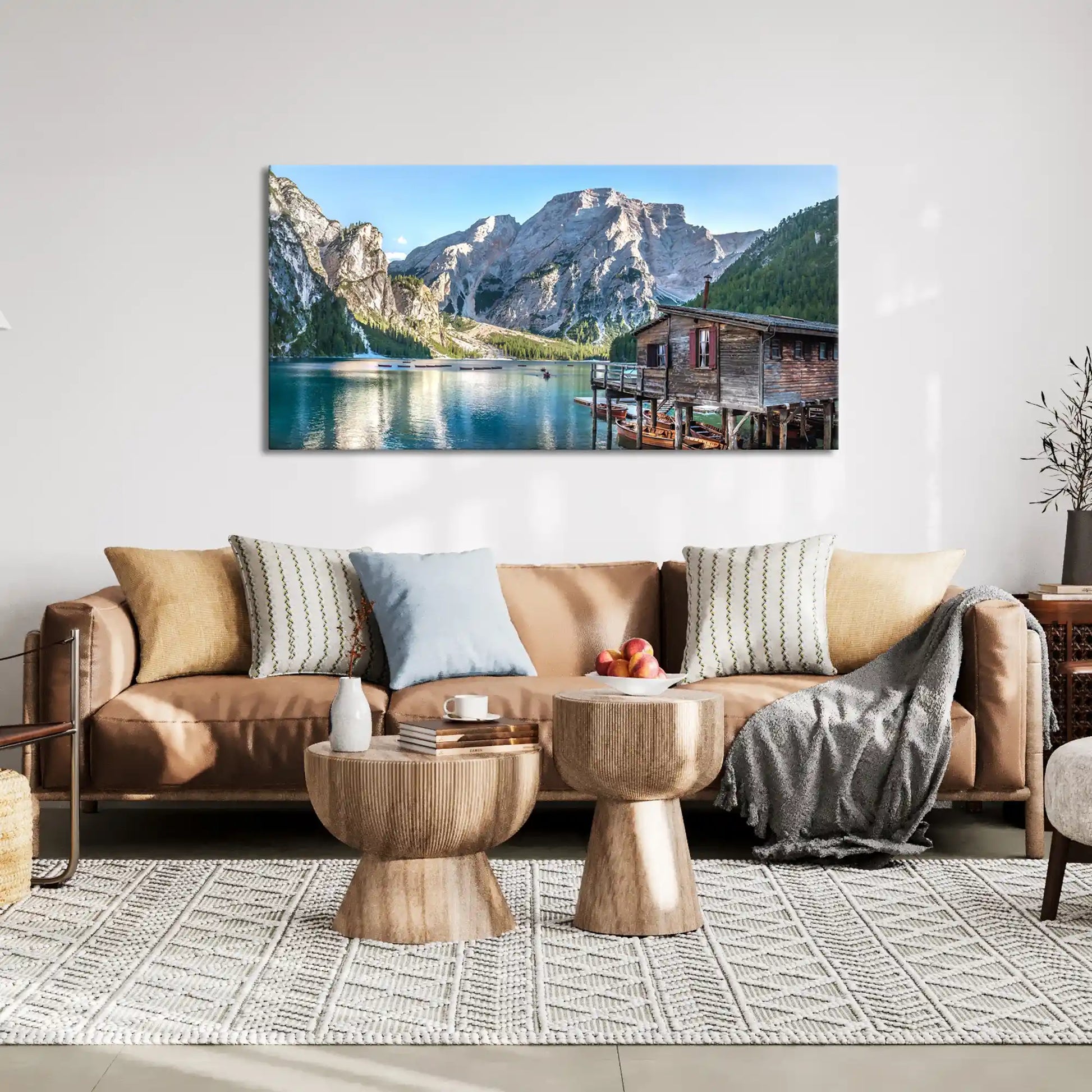 Leinwandbild Südtiroler See und Berge über Couch im Wohnzimmer