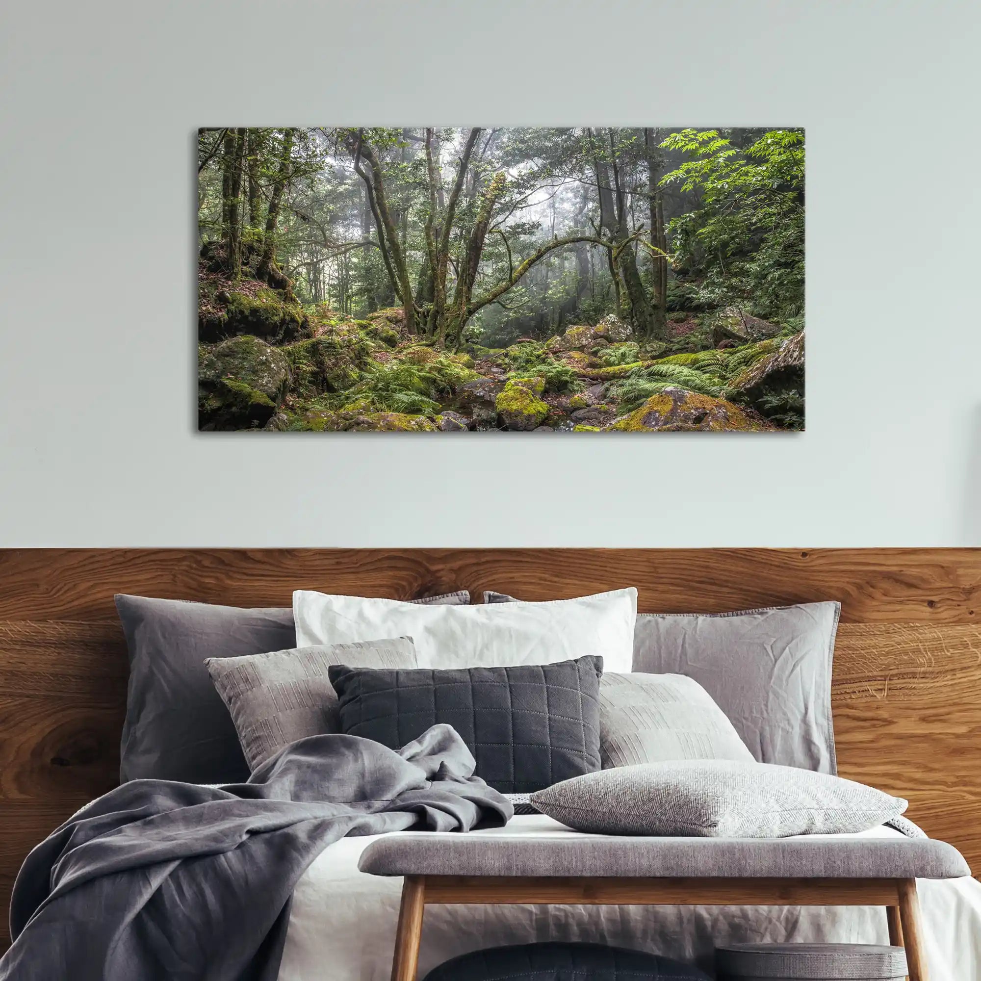 Wandbild grüner Wald und Urwald in mystischem Nebel über Bett im Schlafzimmer