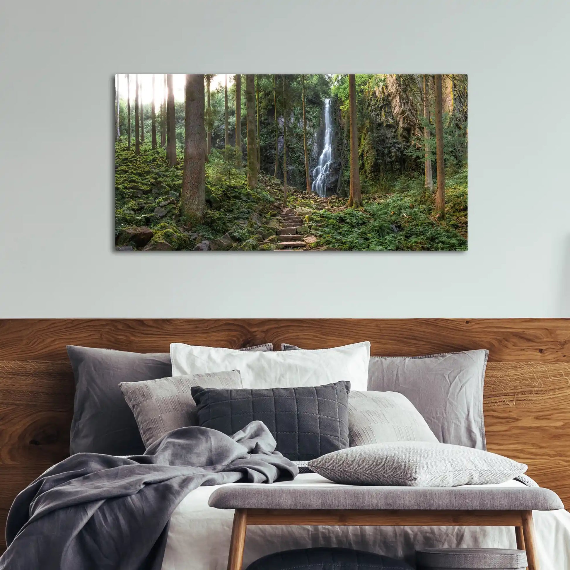 Wandbild Wald mit steinerner Treppe im Schwarzwald mit Wasserfall über Bett im Schlafzimmer