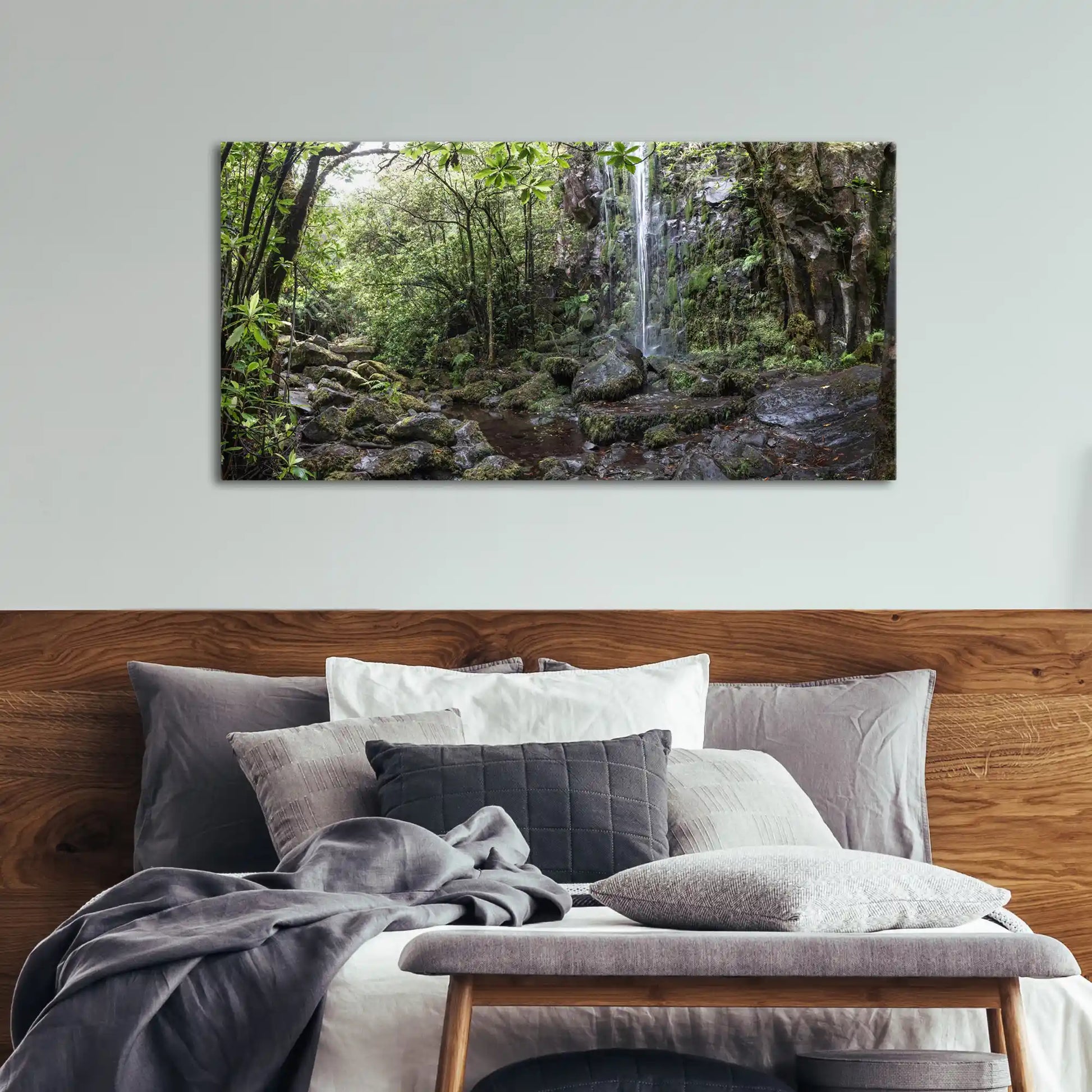 Wandbild Wald und Urwald an einem mystischen Wasserfall mit Nebel über Bett im Schlafzimmer